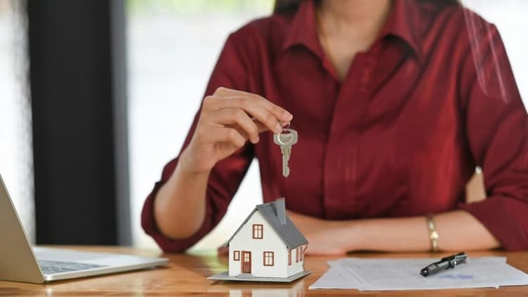 U.S. Mortgage Rates Experience Sharpest Weekly Drop in Over a Year