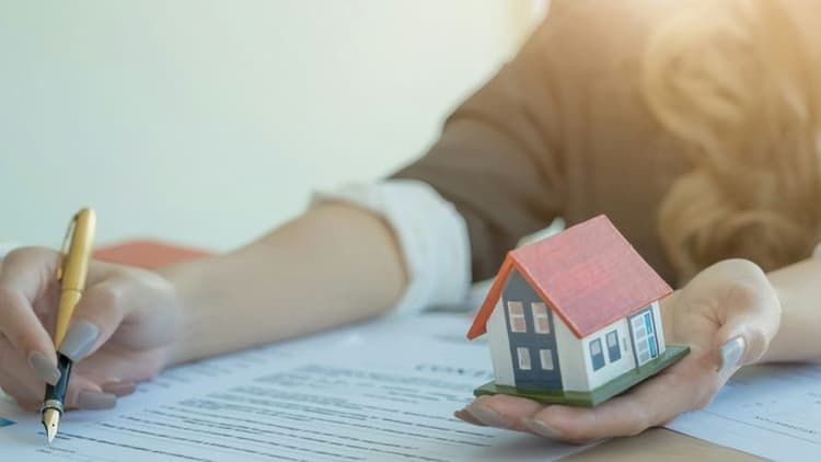 Home Builders Offer Deep Discounts to Shift Inventory — But Buyer Interest Remains Tepid