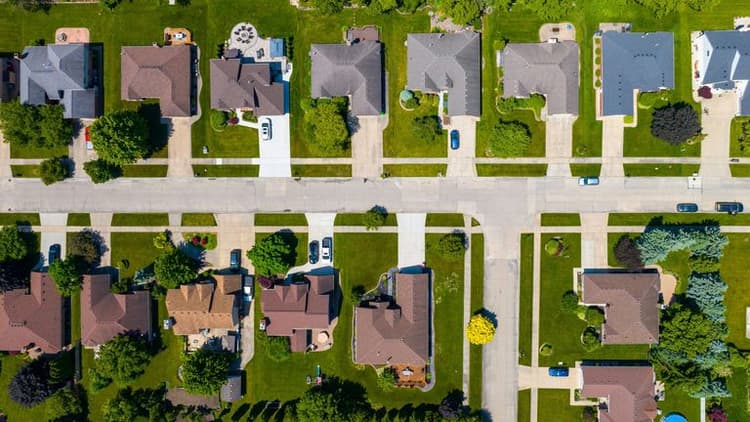 U.S. Housing Market Shifts: Sellers Adapt to Longer Timelines and Buyer Leverage
