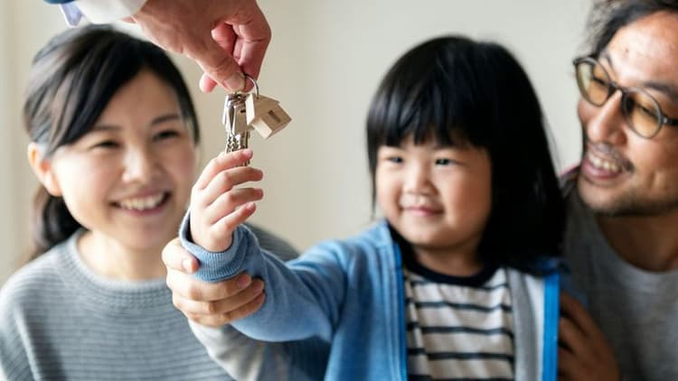 Real Estate Demographics Shift: Single Women and Hispanic Buyers on the Rise