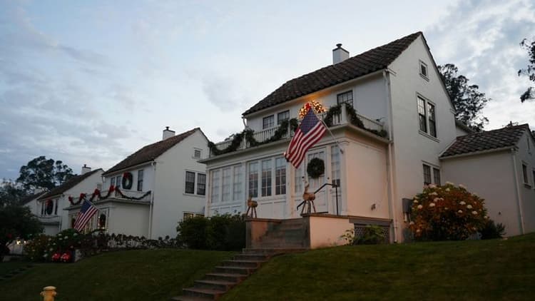 U.S. Pending Home Sales Tick Up as Mortgage Rates Ease