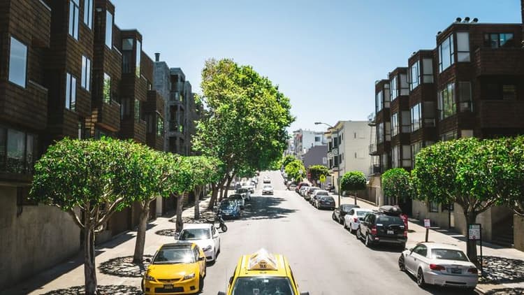 Realtors Adjust Listings Amid California’s Inventory Boom