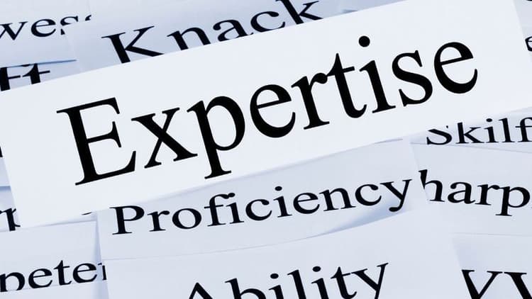Emergence of the “Hyperlocal” Agent: The Importance of Specialized Knowledge and Community Ties