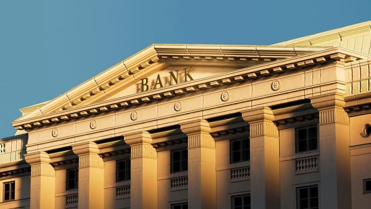 U.S. Bank Regulator Approves New Leverage Rules — Easing Capital Requirements Ahead of 2026