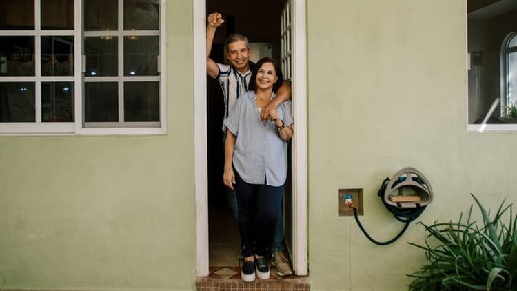 Many U.S. Home Sellers Are Delisting Rather Than Lowering Prices Amid Cooling Demand