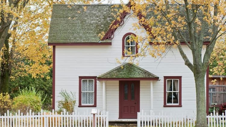 Small Investors Surge in U.S. Housing Market as Traditional Buyers Step Back